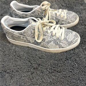 Women’s size 9 puma sneakers